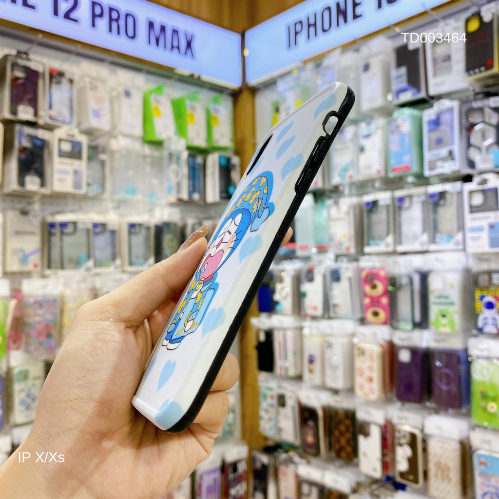 Ốp IP X Doraemon buồn ngủ đội nón, mặc áo hình vịt vàng