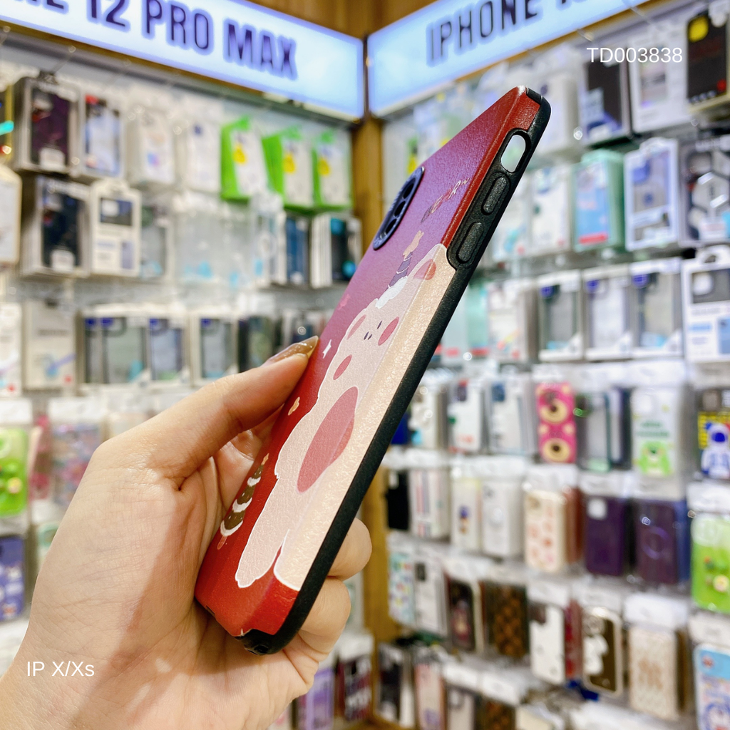 Ốp IP X Gấu má hồng nền đỏ vân da sần