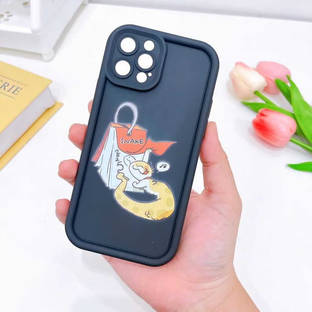 Ốp IP 12 Pro Max dẻo rắn vàng Snack viền nổi