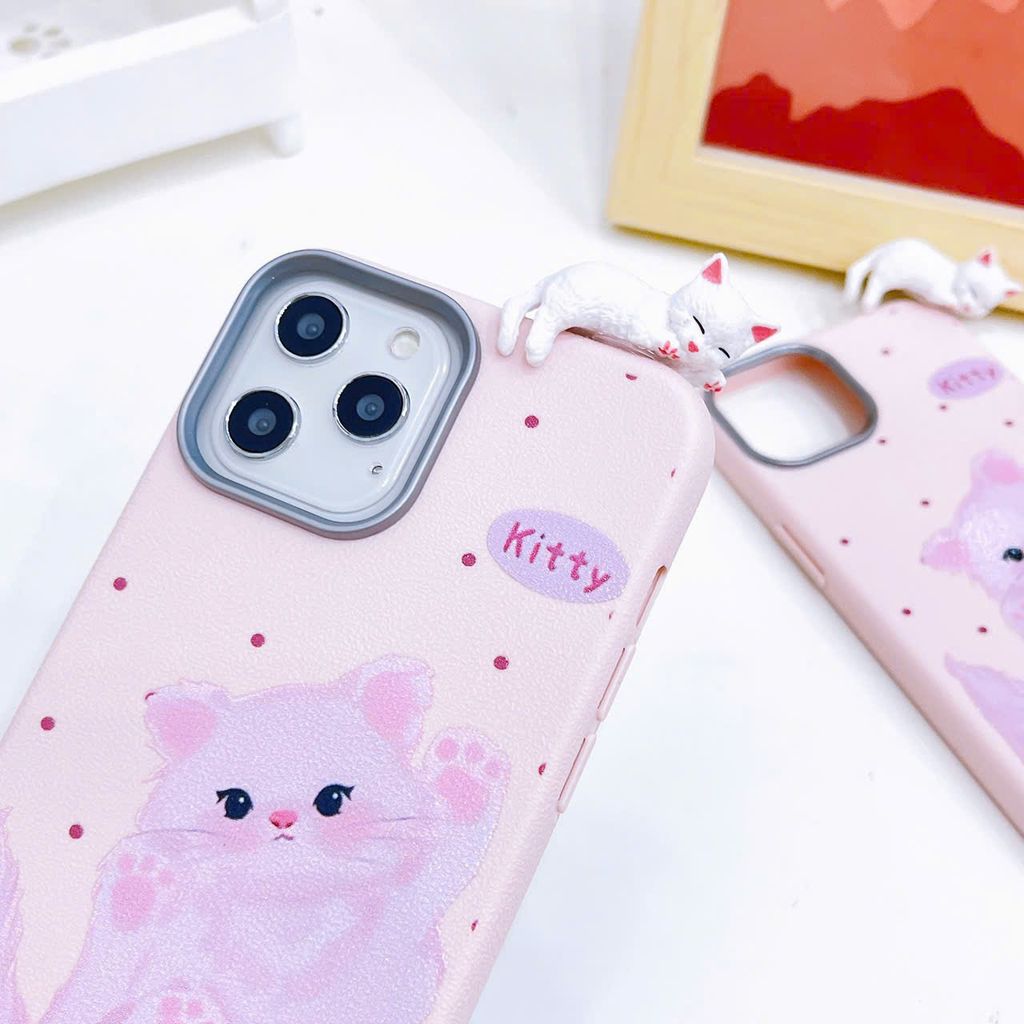 Ốp IP 15 Pro Max dẻo vân sần mèo hồng chữ Kitty