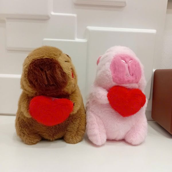 ** Gấu bông Capybara ôm tim