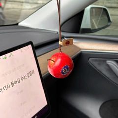 ** Đồ chơi quả táo đỏ