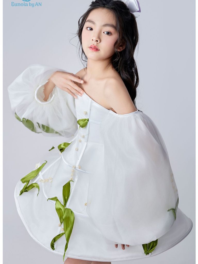Váy công chúa bé gái tay bồng trễ vai đính hoa thủ công màu trắng Tỷ Ngọc Dress - Eunoia By AN