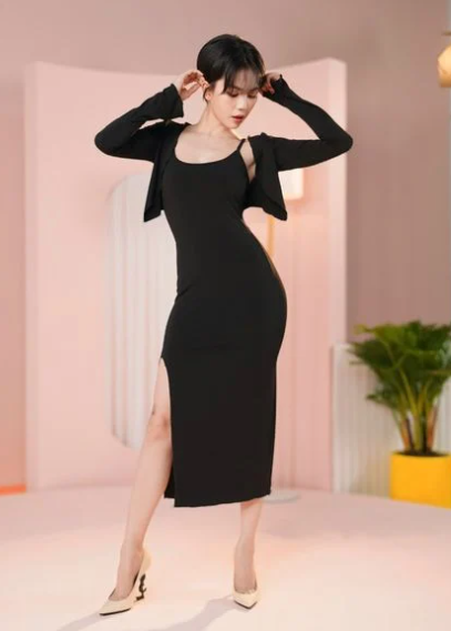 Set đầm 2 dây ôm sát xẻ tà kèm áo khoác tay dài màu đen size M