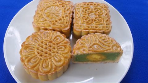  Bánh trung thu vị đậu xanh lá dứa 