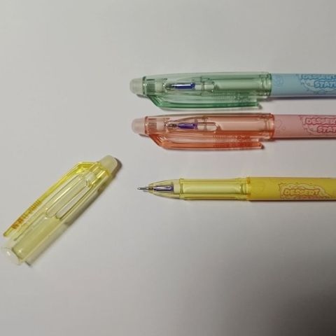  Bút gel tẩy được Dessert Station ngòi 0.5mm mực xanh (Giao màu ngẫu nhiên ạ) sản phẩm chính hãng 