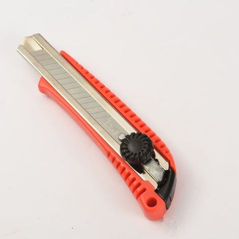  Dao rọc giấy vỏ nhựa khoá núm Eras E715 18mm sản phẩm chính hãng 