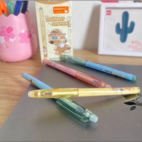  Bút gel tẩy được Dessert Station ngòi 0.5mm mực xanh (Giao màu ngẫu nhiên ạ) sản phẩm chính hãng 