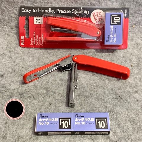  Dập ghim Plus số 10 dạng vỉ, tặng kèm 2 hộp ghim bấm số 10 hàng chính hãng (Giao màu ngẫu nhiên ạ) 