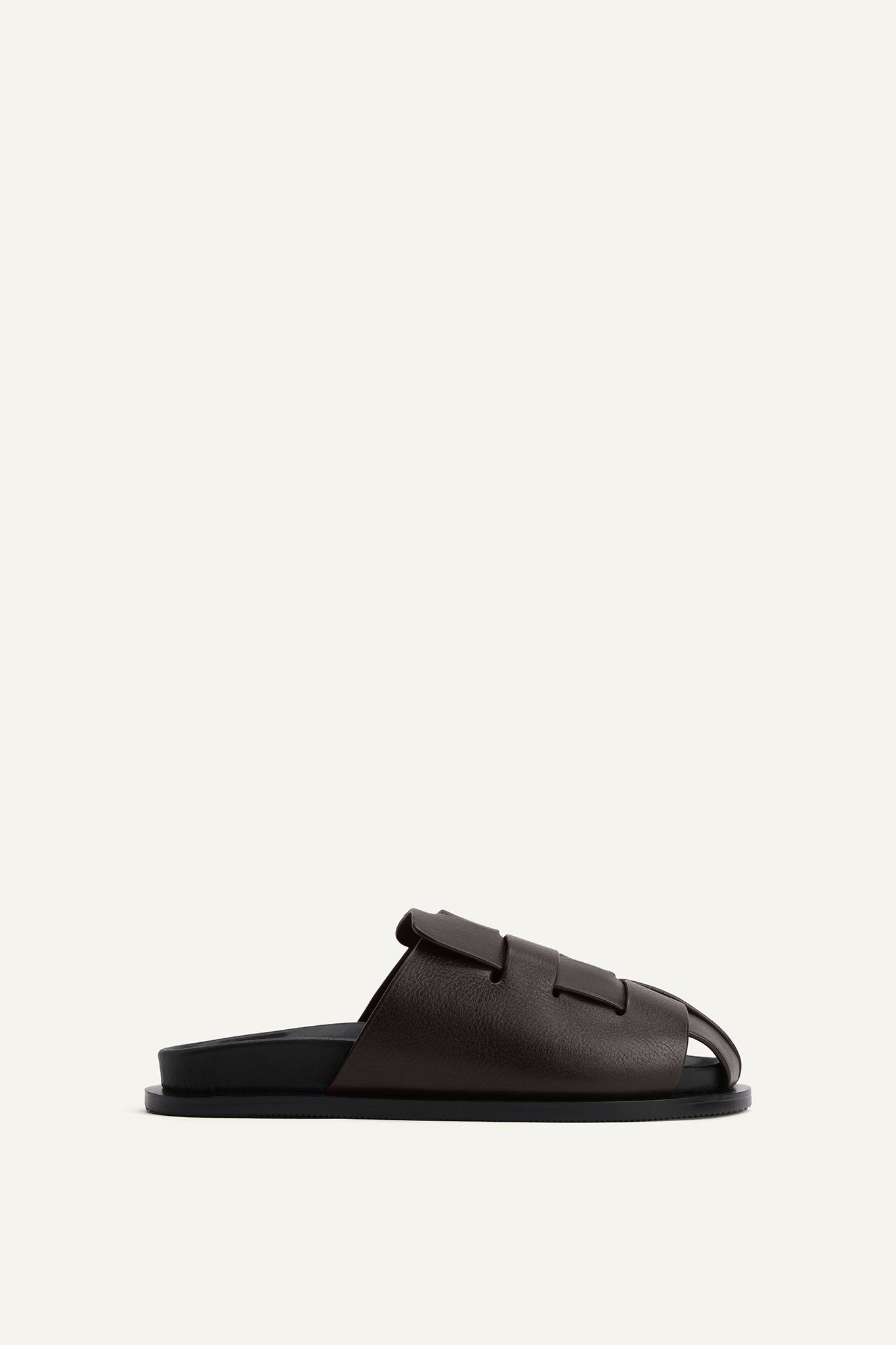 SỤC SANDALS – waa. studios SỤC SANDALS – waa. studios