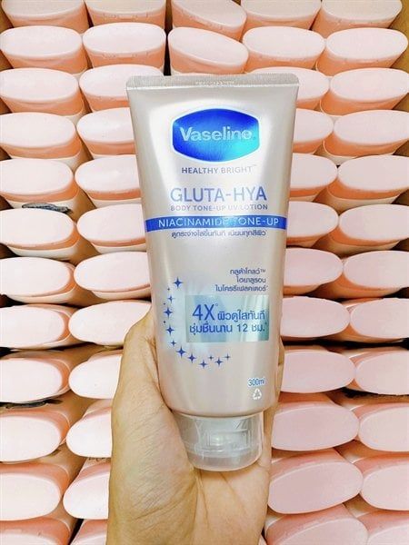 ​​Sữa Dưỡng Thể Vaseline Healthy Bright Gluta-Hya Nâng Tông Tức Thì 300ml