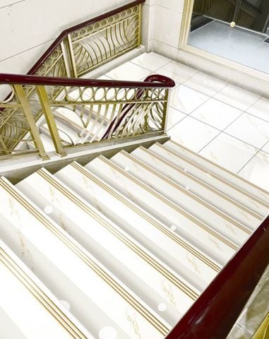  Gạch ốp lát cầu thang trắng vân khói nhũ vàng LT-HTVDD-D - 47x120 