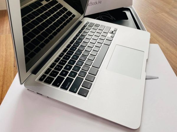 MacBook Air (13-inch, 2017) [Silver] - I7 2.2/8GB/256GB - 99%