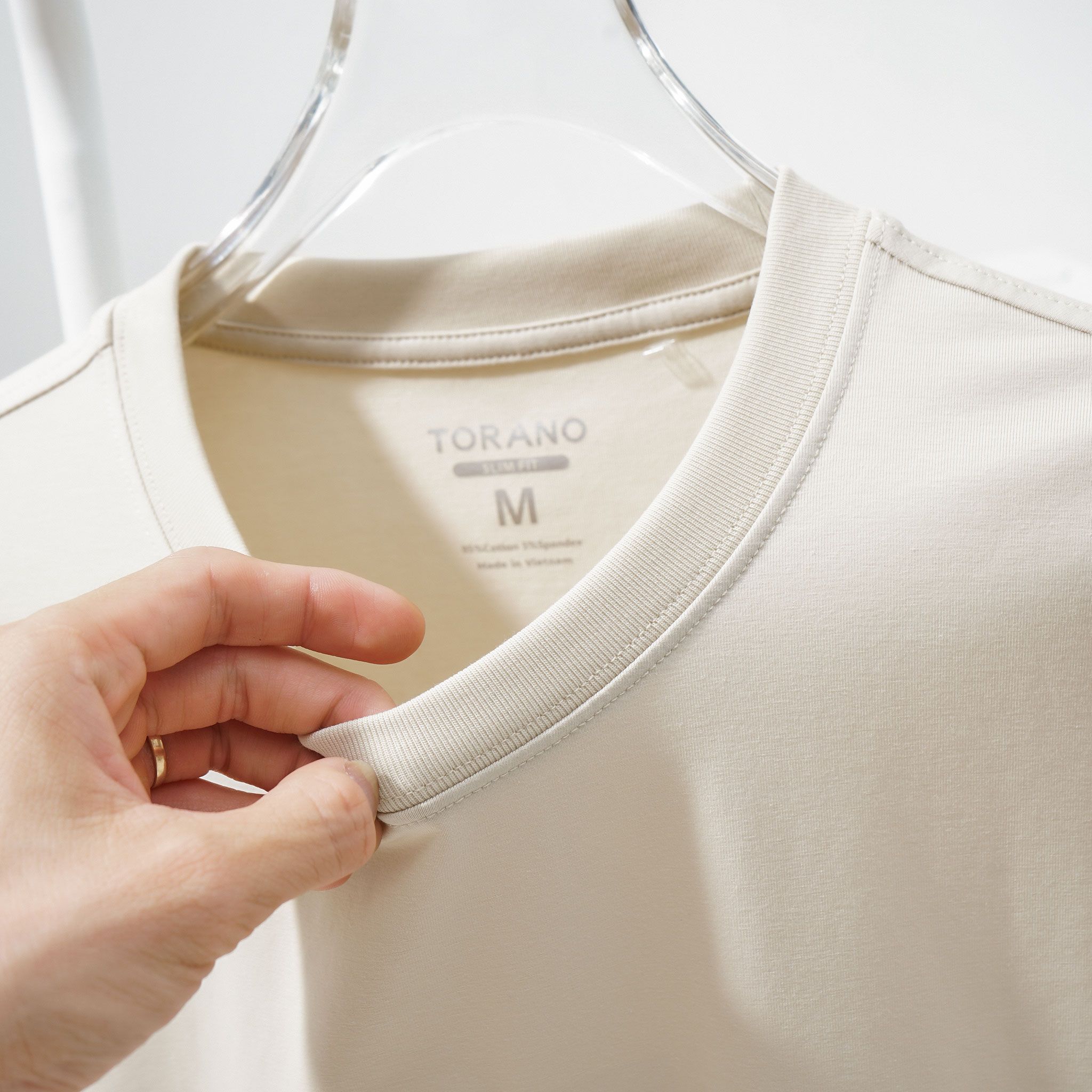  Áo T shirt họa tiết thêu ngực FSTS027 