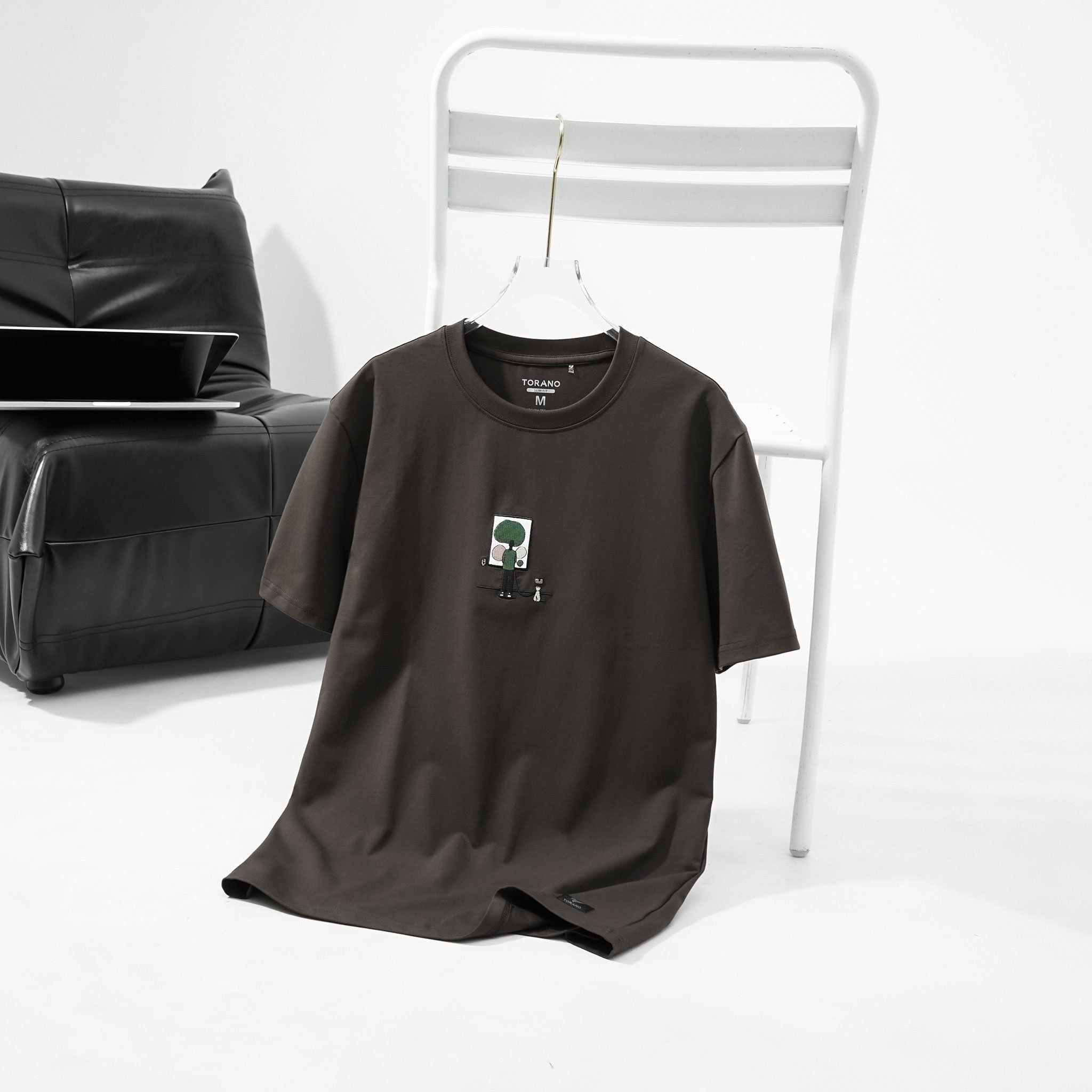  Áo T shirt họa tiết thêu ngực FSTS027 