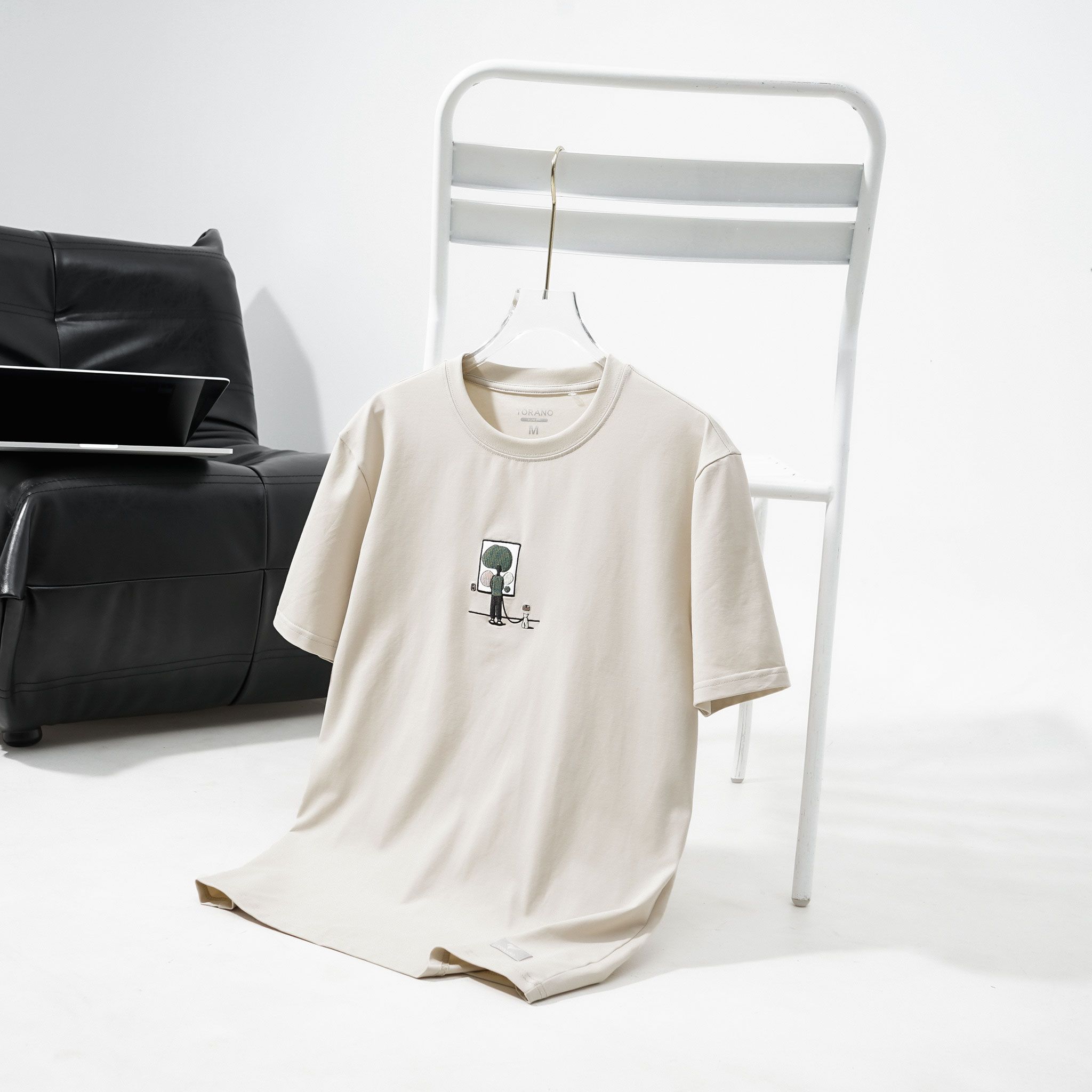  Áo T shirt họa tiết thêu ngực FSTS027 