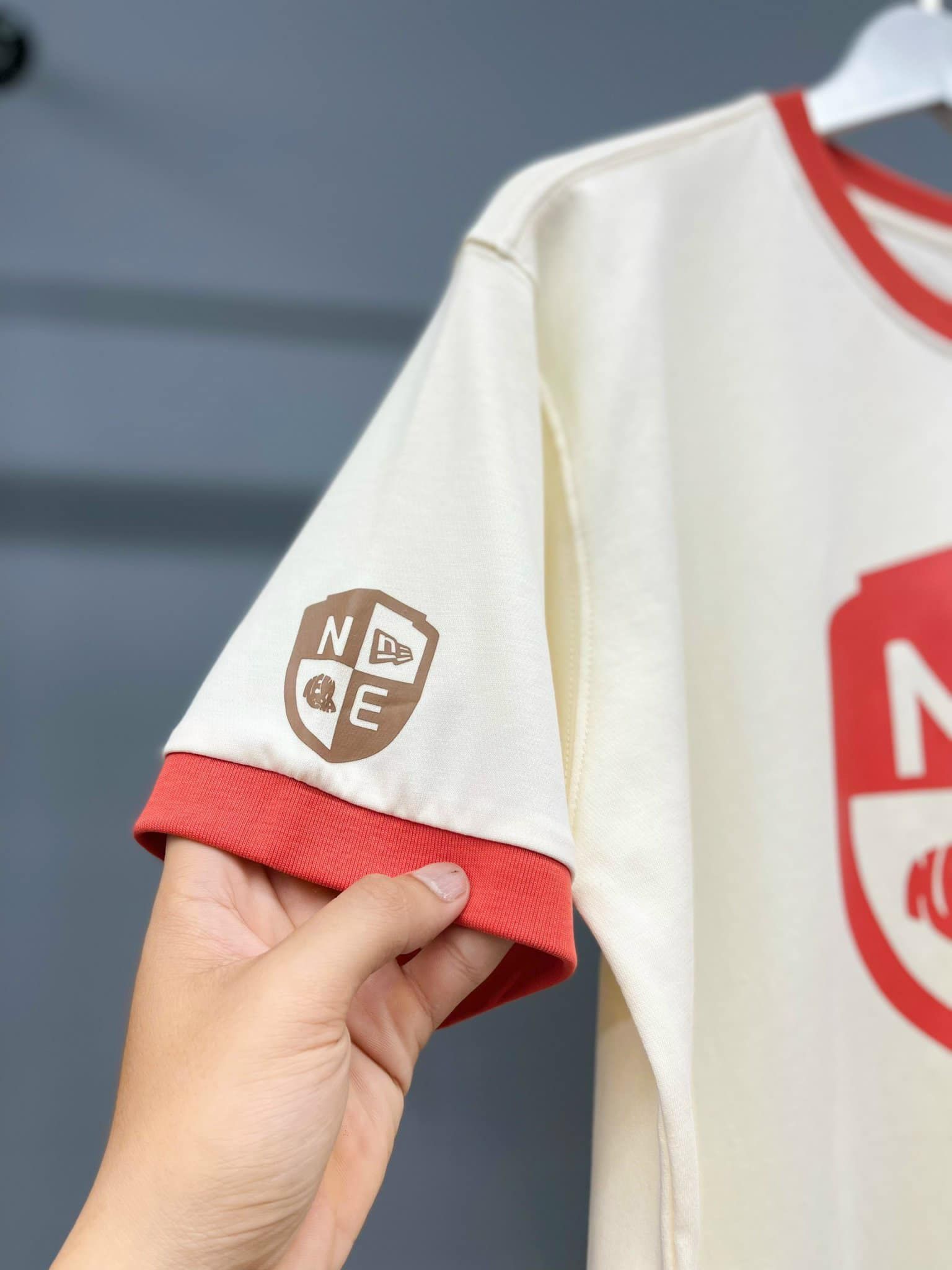  SALE - Áo Thun New Era Kem Bo Cam I 13558561 Hàng Chính Hãng 