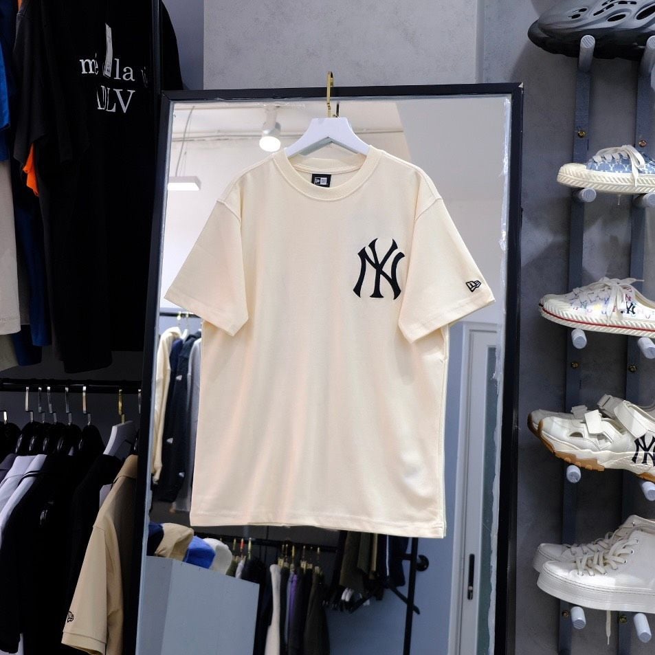  SALE - Áo Thun New Era Hình Thoi Màu Kem I 122046145 Hàng Chính Hãng 