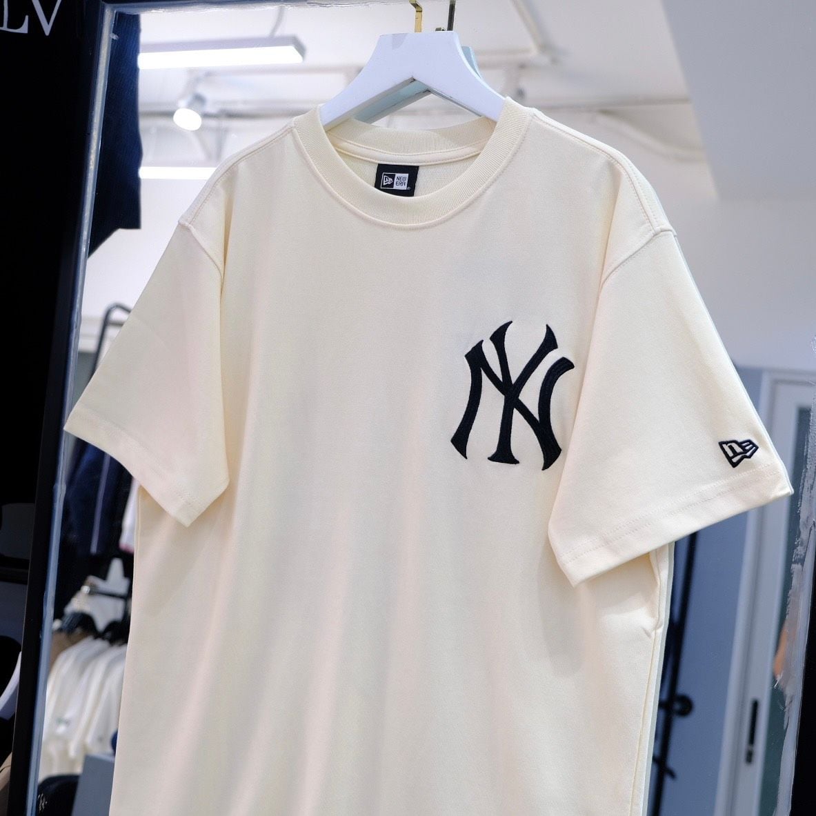  SALE - Áo Thun New Era Hình Thoi Màu Kem I 122046145 Hàng Chính Hãng 