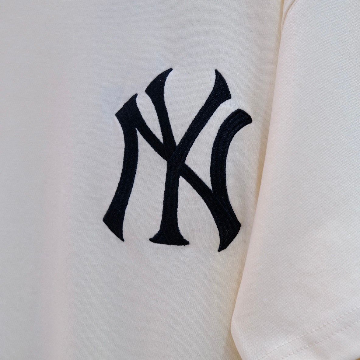  SALE - Áo Thun New Era Hình Thoi Màu Kem I 122046145 Hàng Chính Hãng 