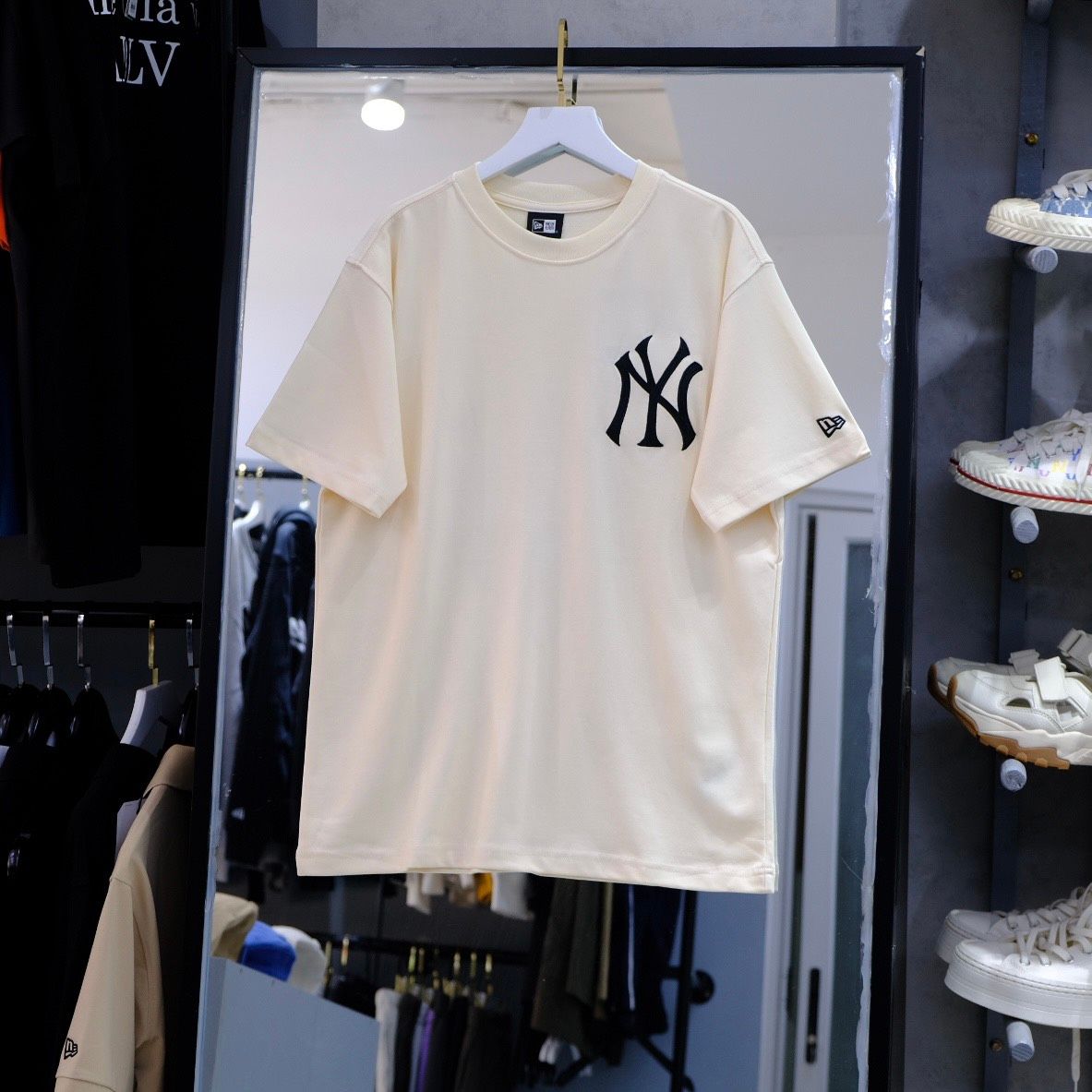  SALE - Áo Thun New Era Hình Thoi Màu Kem I 122046145 Hàng Chính Hãng 