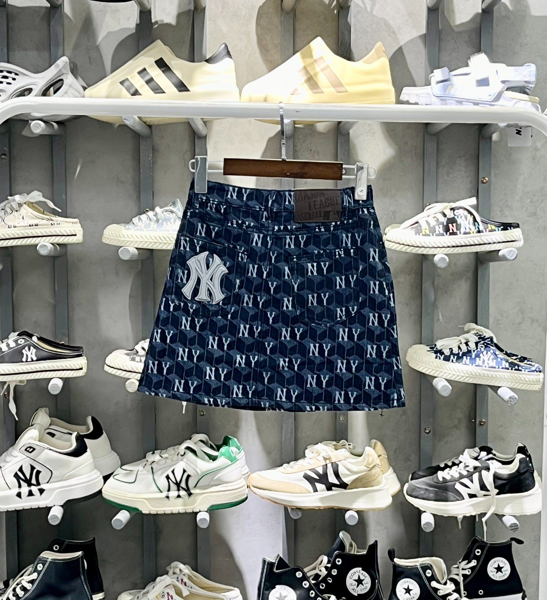 MLB■Logo Denim Skirt★送料込 Chân Váy Denim MLB Skirt Mono GREYB Logo Thêu | 3FDSM0734