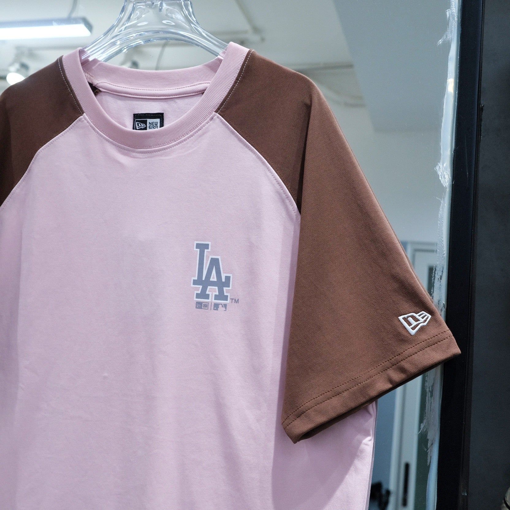  SALE - Áo Thun New Era La Hồng Tay Nâu I 14385045 Hàng Chính Hãng 