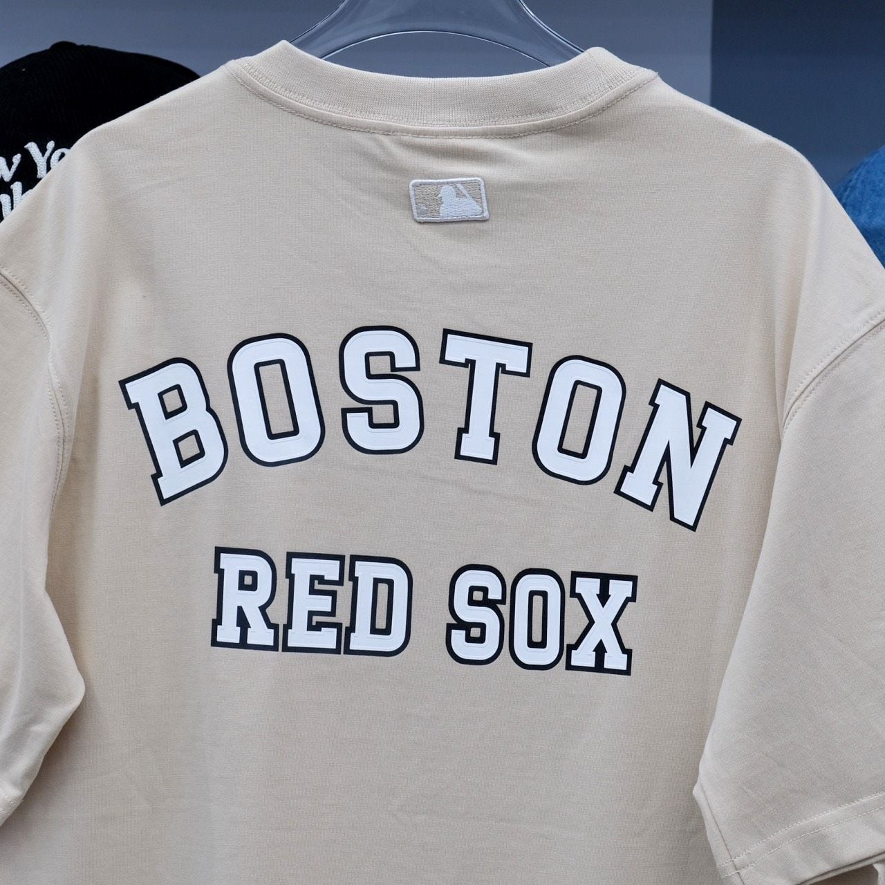  Áo Thun MLB Boston Red Sox Khaki Hàng Chính Hãng 3ATSV0533 