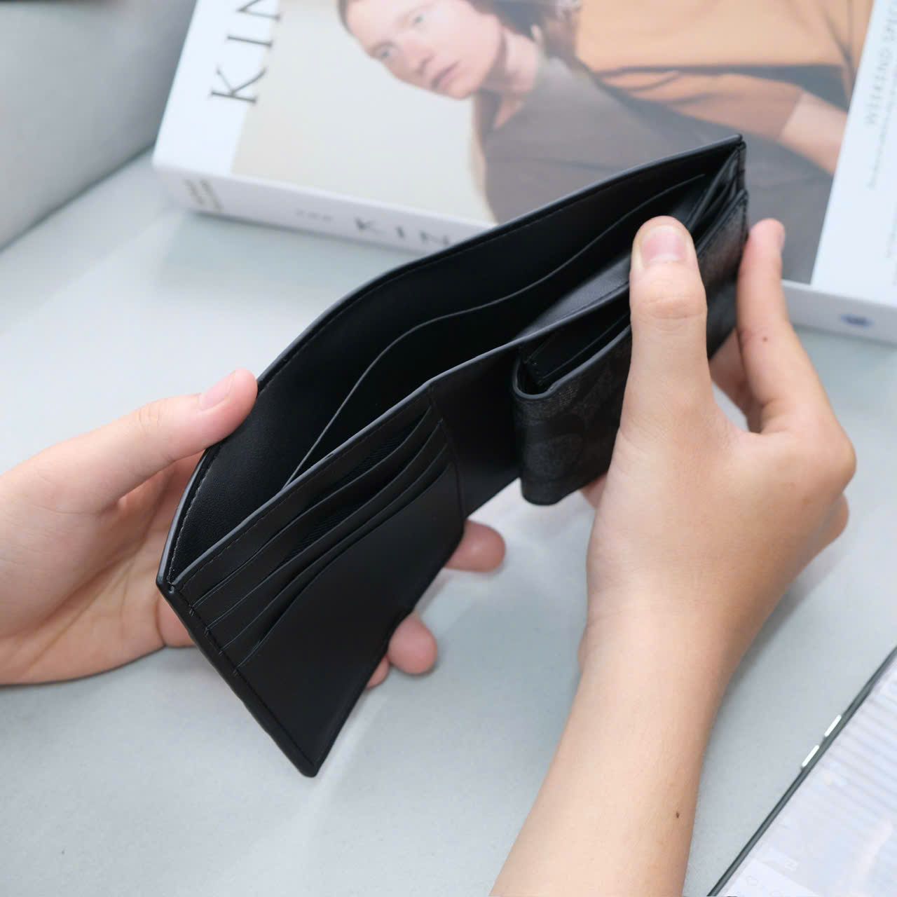  Ví Coach Đen 3 Sọc Hàng Chính Hãng | Fox Sneaker 