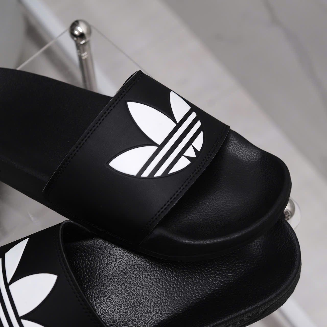  Dép Adidas Cỏ 3 Lá Màu Đen Hàng Chính Hãng CODE: FU8298 