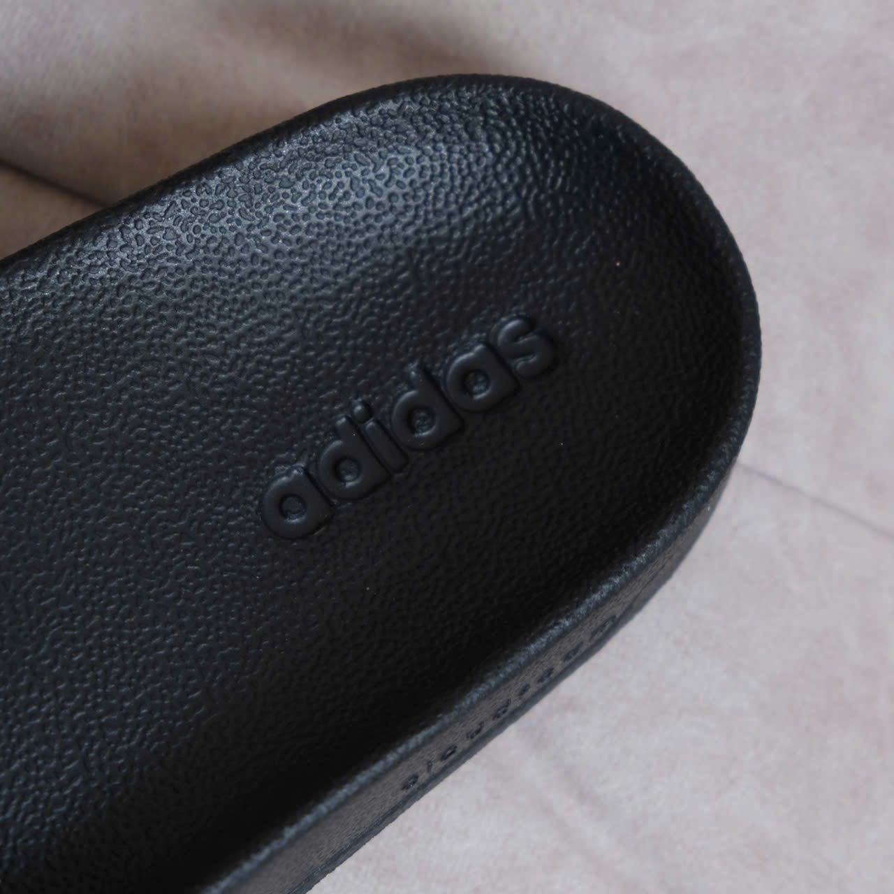  Dép Adidas Adilette Đen Chữ Vàng Hàng Chính Hãng II0018 
