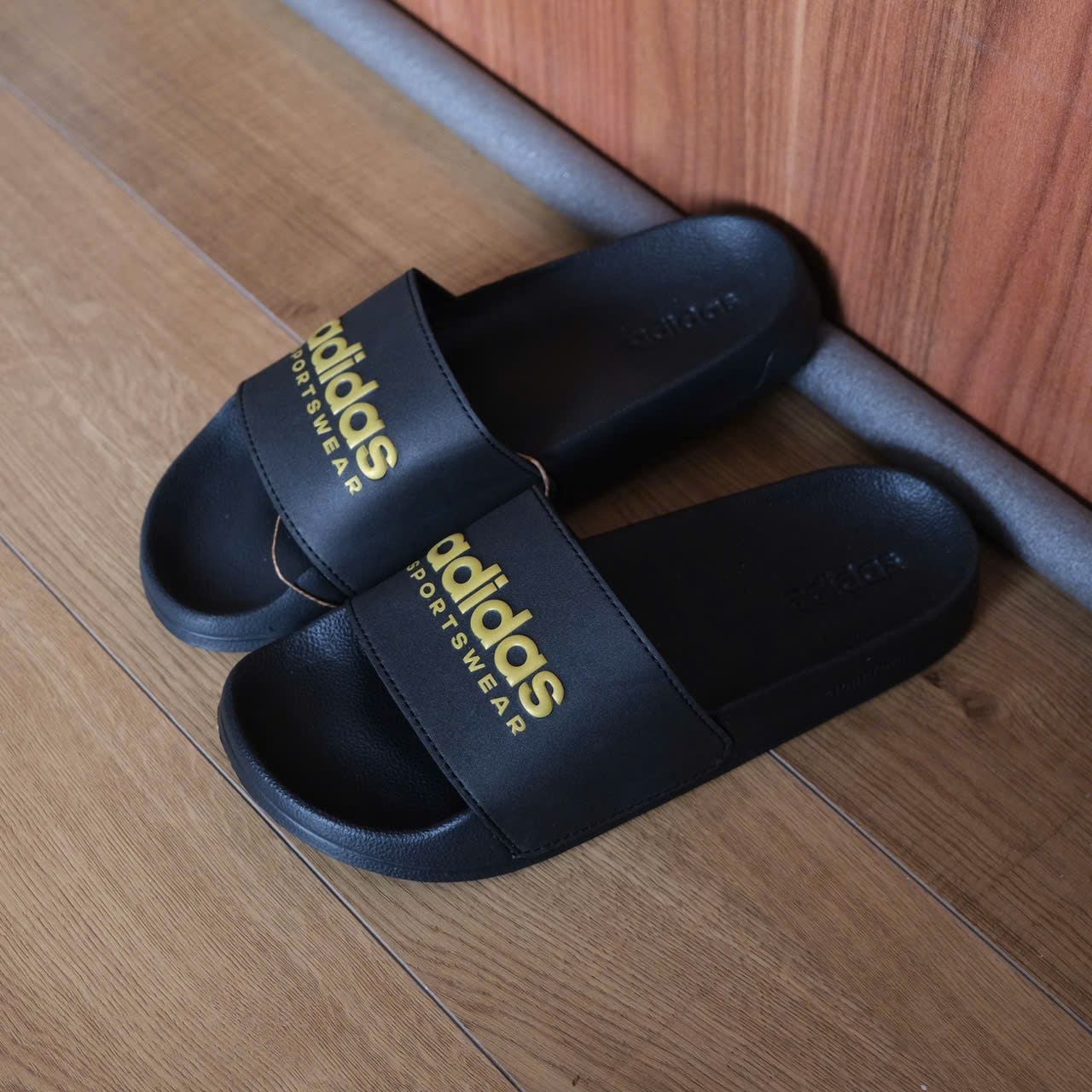  Dép Adidas Adilette Đen Chữ Vàng Hàng Chính Hãng II0018 