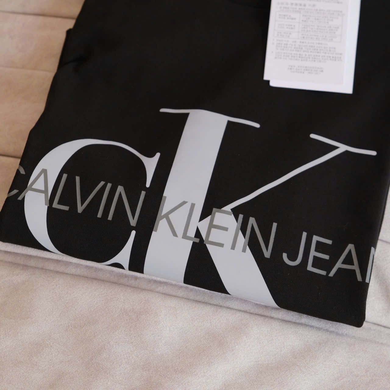  Áo Thun CK Màu Đen Slim Fit Logo Phản Quang Hàng Chính Hãng 