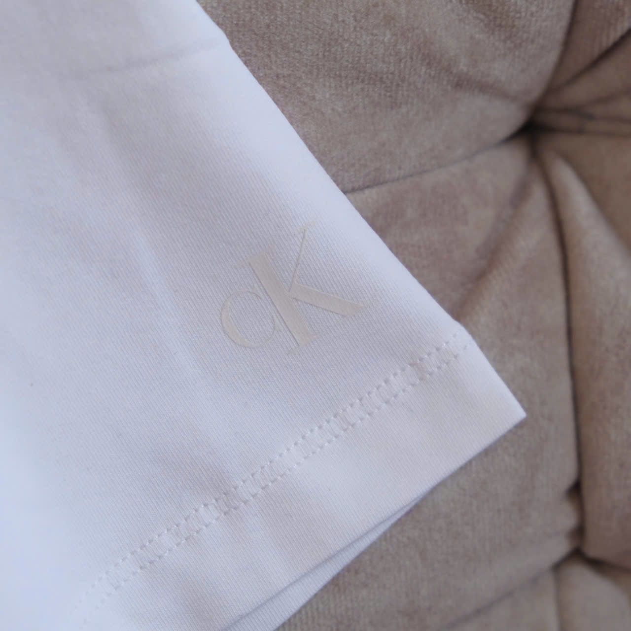  Áo Thun CK Basic Màu Trắng Slim Fit Logo Phản Quang Hàng Chính Hãng 