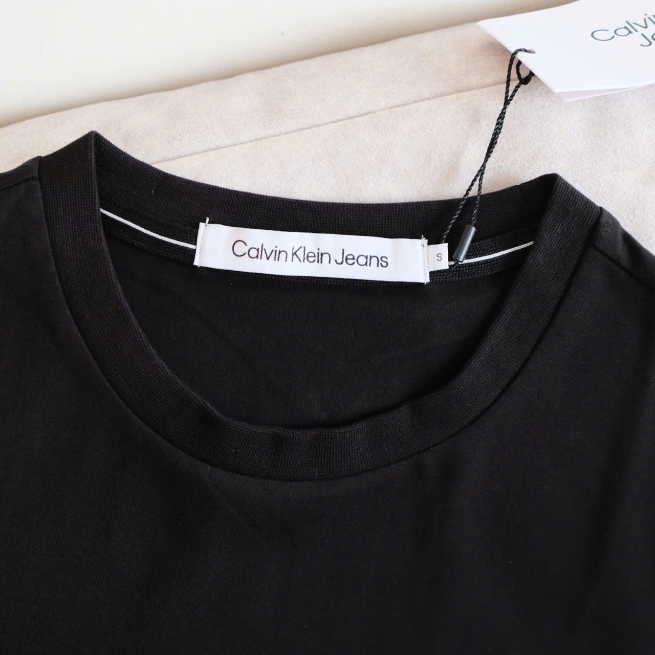  Áo Thun CK Màu Đen Slim Fit Logo Phản Quang Hàng Chính Hãng 