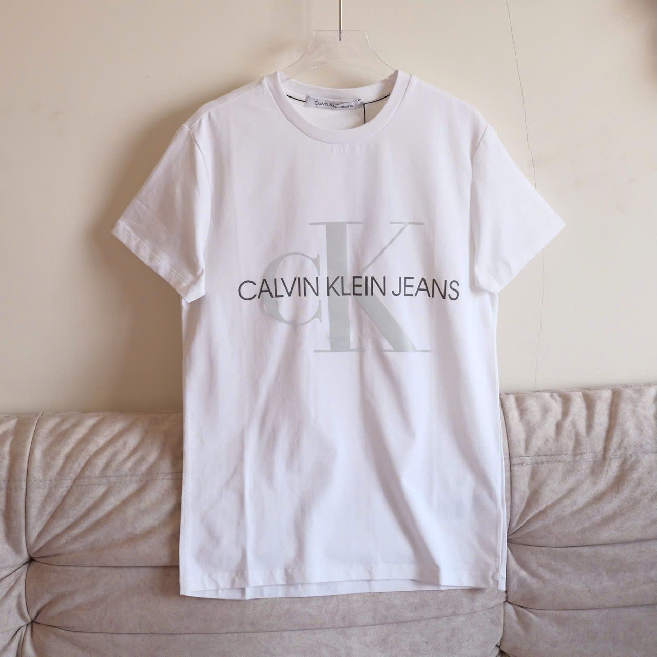  Áo Thun CK Basic Màu Trắng Slim Fit Logo Phản Quang Hàng Chính Hãng 