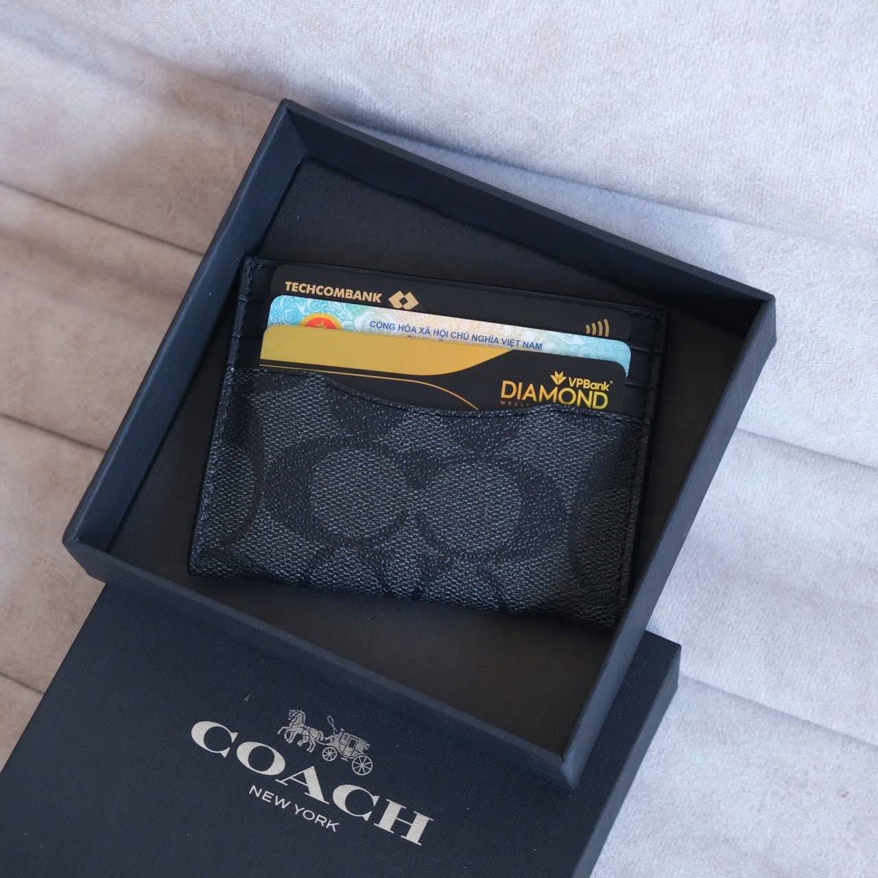  Ví Card Coach Mono Đen Hàng Chính Hãng CODE: SP017603 | Fox Sneaker 