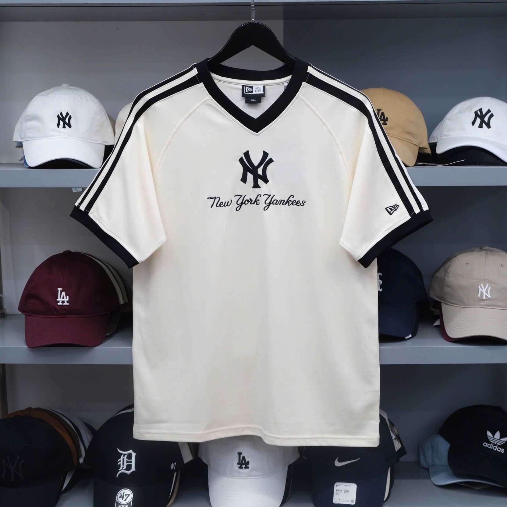  SALE - Áo Thun New Era NY cổ V Kem Hàng Chính Hãng CODE : 15488842 