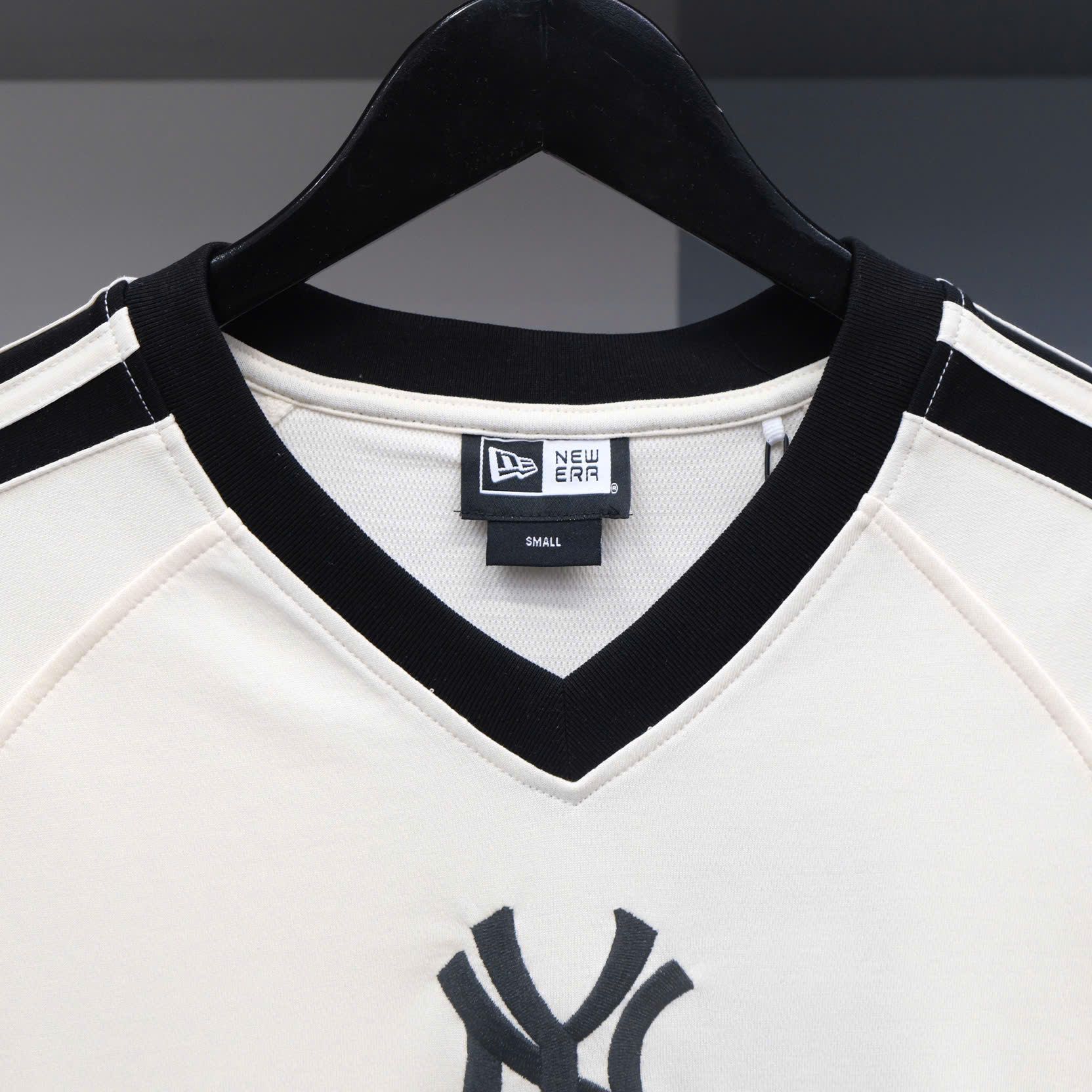  SALE - Áo Thun New Era NY cổ V Kem Hàng Chính Hãng CODE : 15488842 