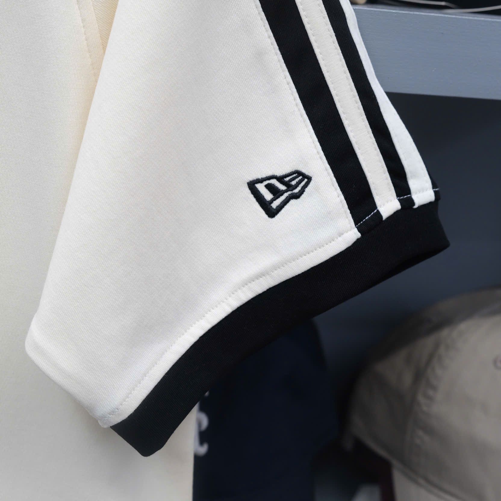  SALE - Áo Thun New Era NY cổ V Kem Hàng Chính Hãng CODE : 15488842 