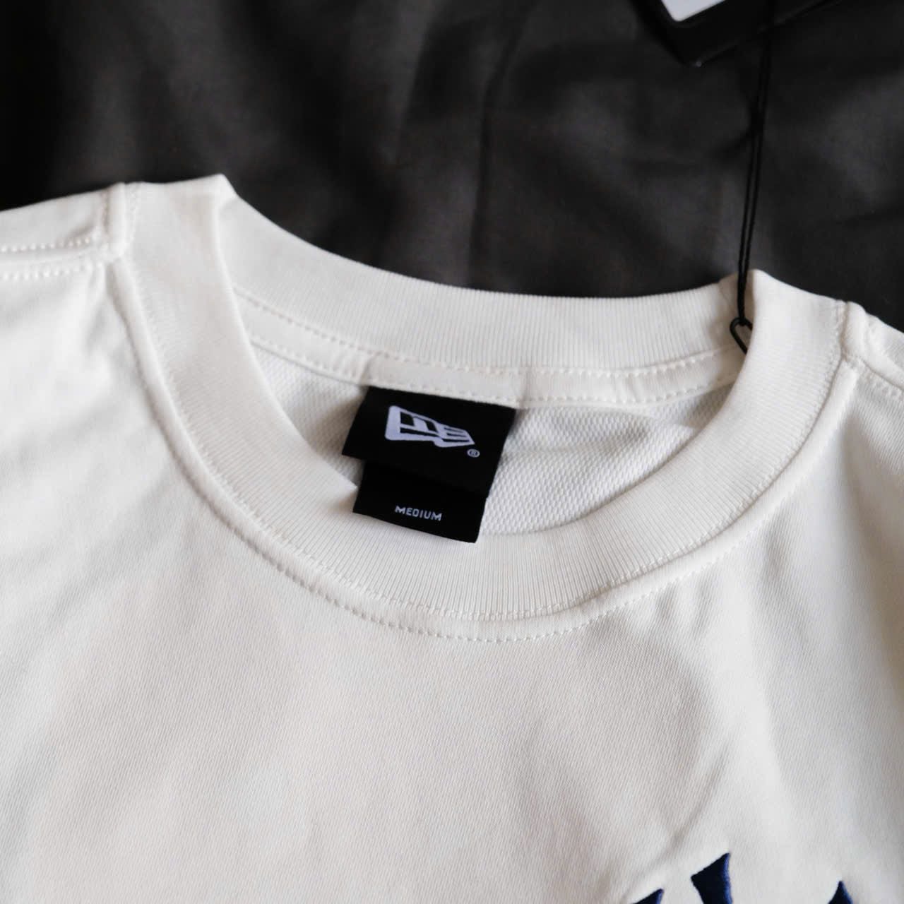  SALE - Áo Thun New Era Gấu Trắng Đỏ Chính Hãng CODE: 14148887 | Fox Sneaker 