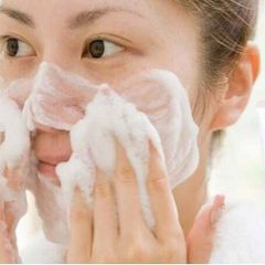 Sữa Rửa Mặt HATOMUGI Ý Dĩ Ngừa Mụn, Kiềm Dầu, Trắng Da Dành Cho Da Dầu Màu Xanh Dương Nhật Bản 130g