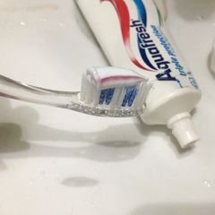 Kem Đánh Răng Aquafresh  Nhật Bản Giúp Trắng Răng, Hơi Thở Thơm Mát, Ngừa Sâu Răng, Nướu Chắc Khoẻ 160G