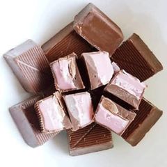 Kẹo Chocolate Furuta nhân kem dâu Nhật Bản