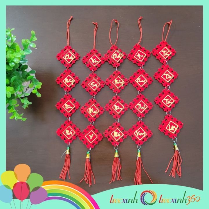  Set 5 phụ kiện nỉ nhung treo trang trí Tết (ngẫu nhiên) Mẫu thoi 4,5 x 20 cm 