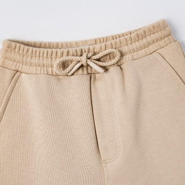  Quần dài màu be thêu đáp gối trang trí 