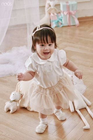  Bộ áo cộc quần váy trắng phối lưới hồng kèm softtoy 