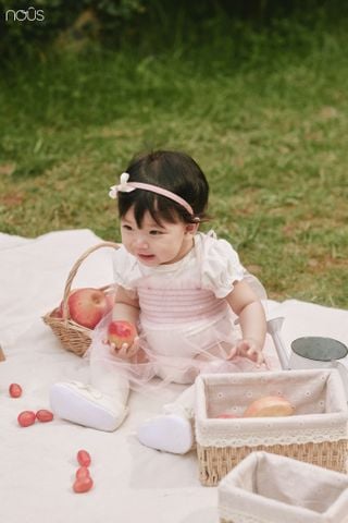  Bộ bodysuit cộc màu trắng kèm váy xòe màu hồng 