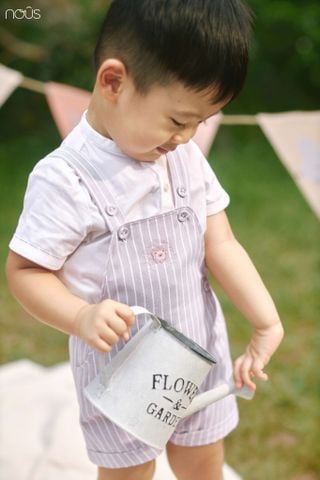  Bộ yếm cộc kẻ ghi kèm áo sơ mi cộc màu trắng 