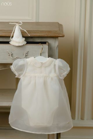  Set bodysuit trắng phối váy và mũ kiểu màu be 
